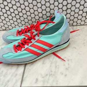 Women’s size 7 Adidas, tennis shoes